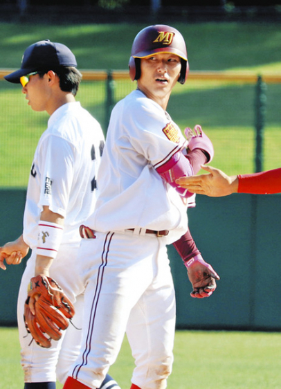 ８回に適時打を放ち味方とタッチする名城大の海老原