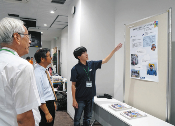 市民展示で「ＧＡＩＡ」での取り組みを紹介する永井さん（右）＝名古屋市千種区の名古屋大東山キャンパスで