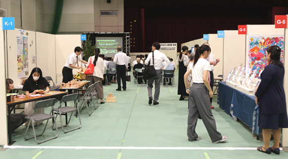多くのブースが並ぶ会場＝春日井市松本町の中部大で