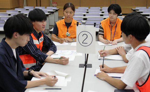 グループディスカッションで意見を交わす学生ら＝名古屋市東区のウィルあいちで 