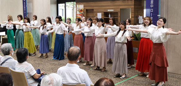 「となりのトトロ」を踊りながら歌う県立芸術大の学生=中区の名古屋医療センターで
