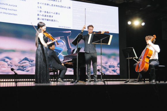 オーストリアの学生と共演する名古屋音楽大の学生ら＝大阪市の大阪・関西万博会場で