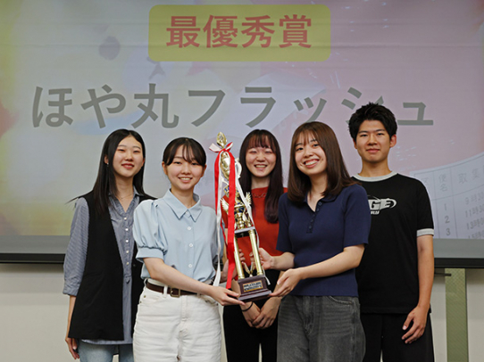 「一筆啓上賞」の魅力を発信する広報物で最も高い評価を受けた「ほや丸フラッシュ」の学生たち＝中村区の愛知大で