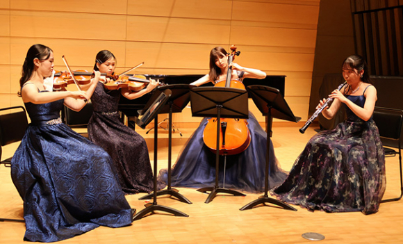 多彩な編成で演奏を披露する学生ら=長久手市の県立芸術大で