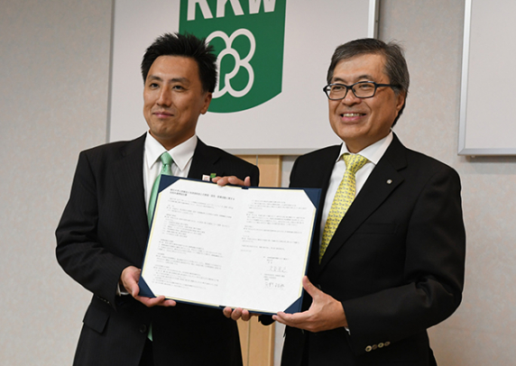 協定書を手にする大友学長（右）ら＝瑞穂市の朝日大で