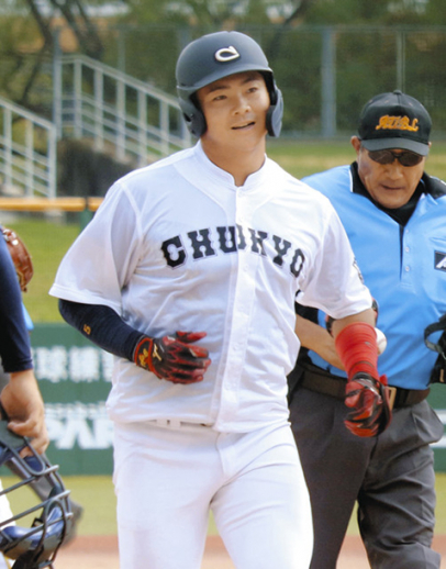 ３回に本塁打を放ち、ダイヤモンドを一周する中京大の川瀬