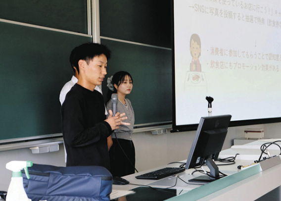 プロモーション案を説明する学生＝みよし市の東海学園大三好キャンパスで