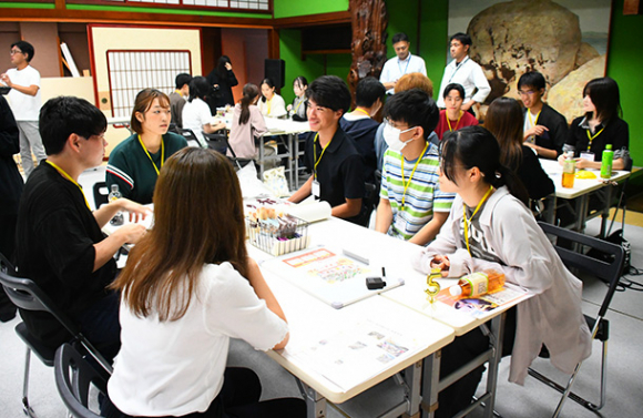 防災や共助をテーマに意見を交わす大学生たち＝金沢市片町で