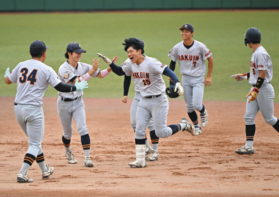 中京大を破り、喜ぶ金子（中央）ら愛知学院大ナイン