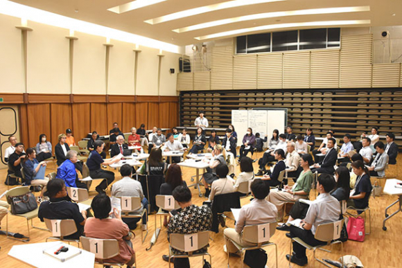 円状になって災害時の備えについて考える参加者＝美浜町奥田の日本福祉大美浜キャンパスで