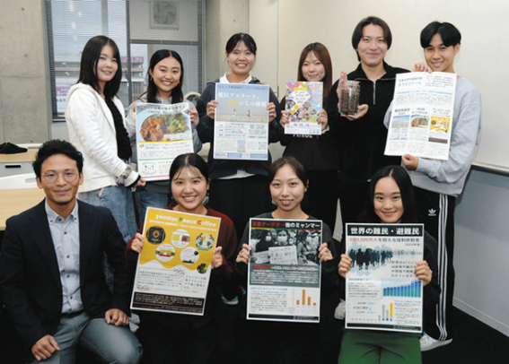 ミャンマーのコーヒー豆をイベントで販売する学生たちと宮下准教授（前列左）＝東区の名城大で