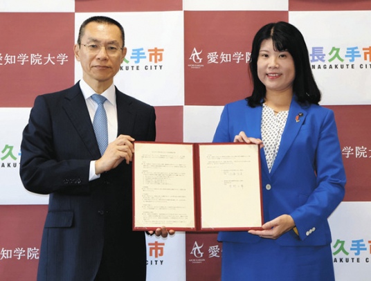 包括連携協定を結んだ愛知学院大の木村学長(左)と長久手市の佐藤市長=日進市の愛知学院大日進キャンパスで