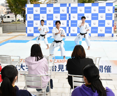 息の合った型を披露する空手部＝多治見市役所駅北庁舎で