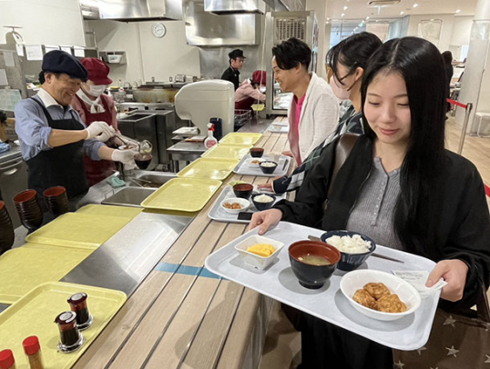 １００円朝食を楽しむ学生ら＝守山区の金城学院大で