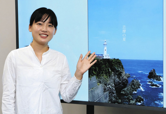 ショート動画を紹介する藤岡さん＝志摩市役所で