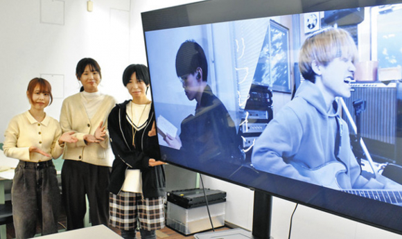 映像祭で上映する作品をPRする学生たち=日進市の名古屋学芸大で