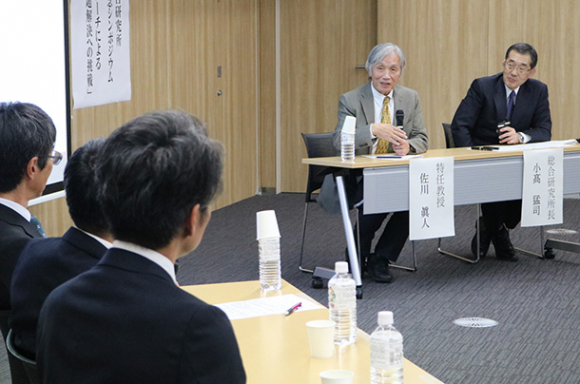 社会課題解決に向けた研究の在り方などについて話す佐川さん（右から２人目）＝名古屋市天白区の名城大で