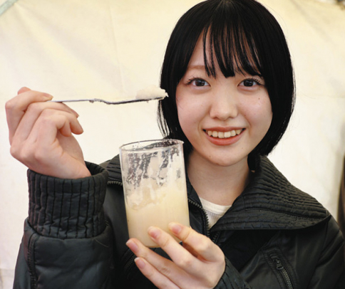 ボディスクラブを持つ安田さん＝蒲郡市の竹島園地で