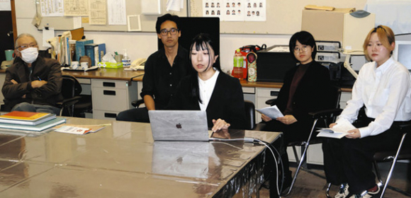 発表する(右から)出口さん、清次さん、石黒さん、木村さん。左端は発表を聞く田口代表=長久手市の県立芸術大で