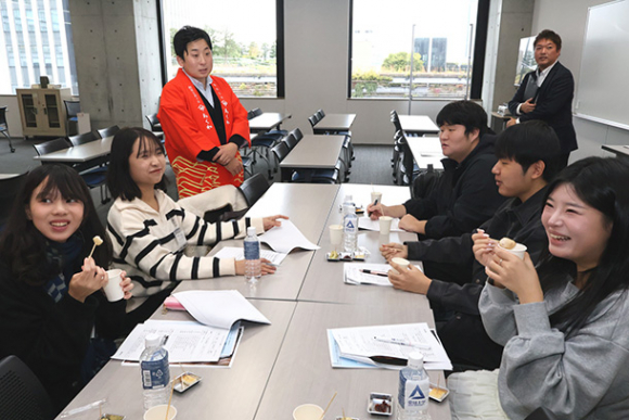 練り物を試食するアジア地域からの留学生＝名古屋市中村区の愛知大名古屋キャンパスで