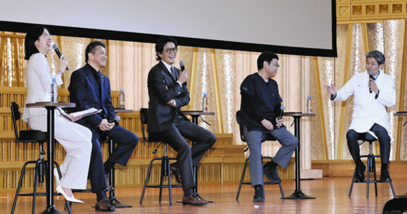 映画「フロントライン」について話す（右から）土井さん、岩田さん、小栗さん、阿南さんら＝豊明市の藤田医科大で