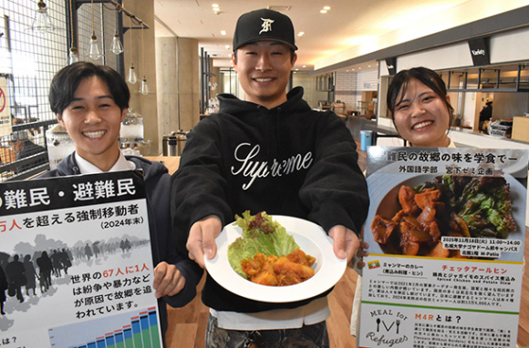 １８日限定で食堂で提供されたミャンマーのチキンカレー「チェッタアールヒン」＝東区の名城大ナゴヤドーム前キャンパスで