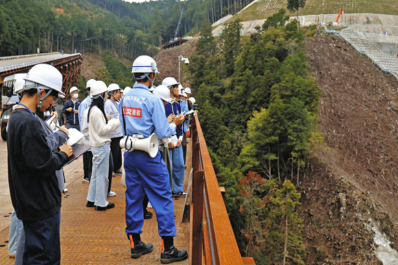 実際に工事中の設楽ダムを見学する学生ら＝設楽町で