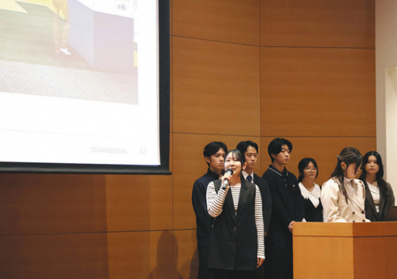 ラウンジのデザインを発表する学生＝名古屋市昭和区の中京大名古屋キャンパスで