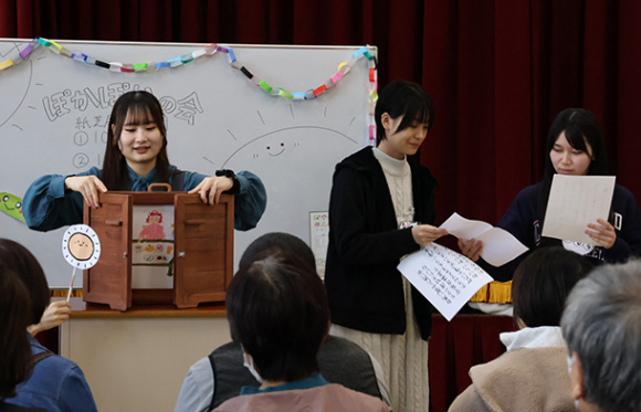 紙芝居を披露する学生ら＝豊橋市今橋町の豊橋刑務支所で
