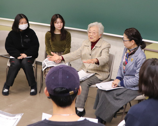 被災経験を語る伊藤さん(中)=大府市の至学館大で