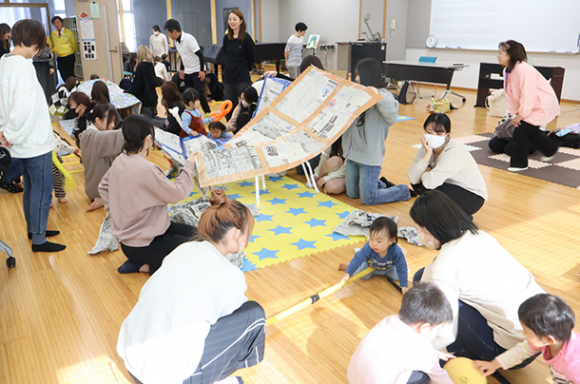 一緒になって遊ぶ親子と名古屋経営短大の学生ら＝尾張旭市の同短大で