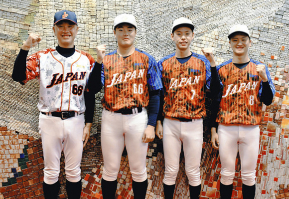 日本代表に選出された（右から）角田、神山、青木の３選手と高柳監督＝多治見市役所で