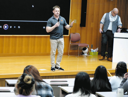 上映後、学生たちと対話するマカヴォイ監督＝千種区の椙山女学園大で
