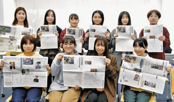 節目の30号となった「名外大マス研新聞」をPRする学生たち=日進市の名古屋外国語大で