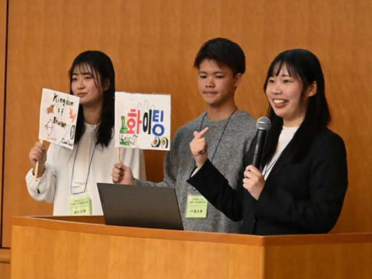 アジア・アジアパラ大会を盛り上げる施策を発表する学生たち=名古屋市中区の県図書館で