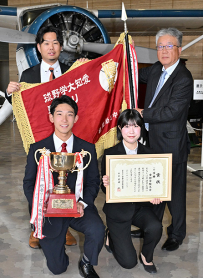 愛知大学野球秋季リーグで優勝した愛知学院大の(左から)小川晃平副部長、中浜主将、竜川恵主務、益田監督=中日新聞社で