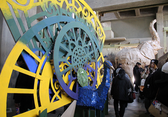 県立芸術大の学生が段ボールで制作したインドクジャク(手前)やアフリカゾウ(奥)=千種区の東山動植物園で