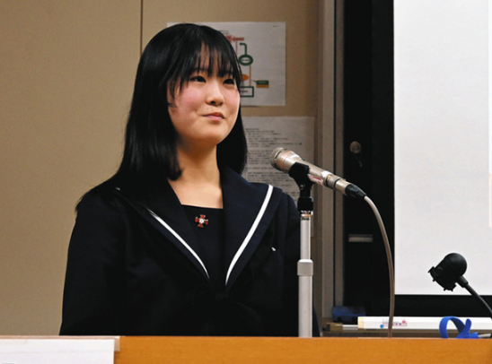 モンゴルでの医療支援の活動を報告する生徒=名古屋市千種区の愛知学院大で