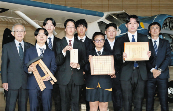 折れたバットを再利用した作品の販売収益金を中部善意銀行に寄託した関係者＝中日新聞社で