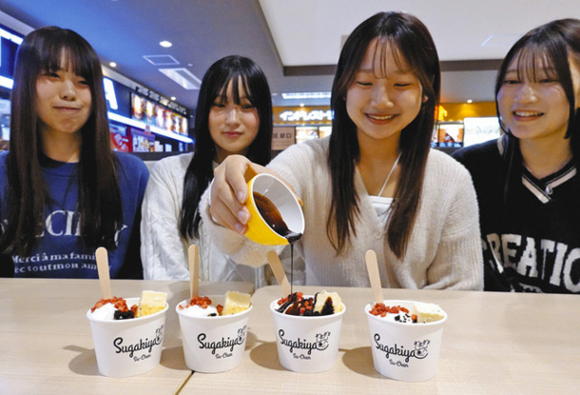 しろふわショコラ（手前）を考案した名古屋文理大の学生チーム＝稲沢市のアピタタウン稲沢で