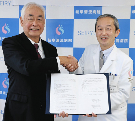 協定を結んだ中部学院大の本島学長(左)と岐阜清流病院の松本病院長=岐阜市川部の岐阜清流病院で