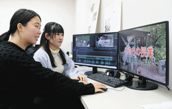 命の尊さを伝えるドキュメンタリー動画を作った下垣内さん（左）と丹羽さん＝千種区の椙山女学園大で