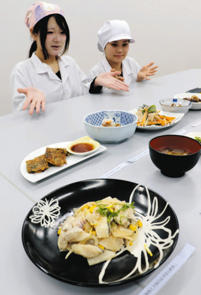 「おかず番付表」に掲載する創作料理の候補＝岡崎市舳越町の愛知学泉短大で