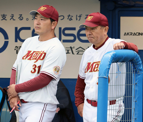 明治神宮野球大会、立命大戦の３回、試合を見つめる名城大の安江監督（右）と山内コーチ＝１１月１８日、神宮で（武藤健一撮影）