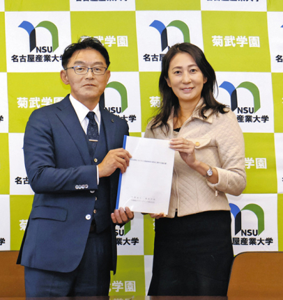 協定を結んだ中部電力PGの小林支社長(左)と名古屋産業大の高木学長=尾張旭市の同大で