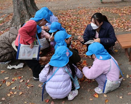落ち葉や枝葉を拾い集める園児ら＝豊橋市牛川町の牛川東保育園で