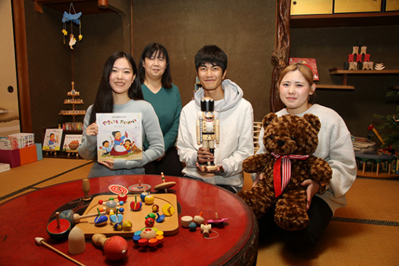 初回に向けて準備を進める学生ら＝津市大里窪田町で