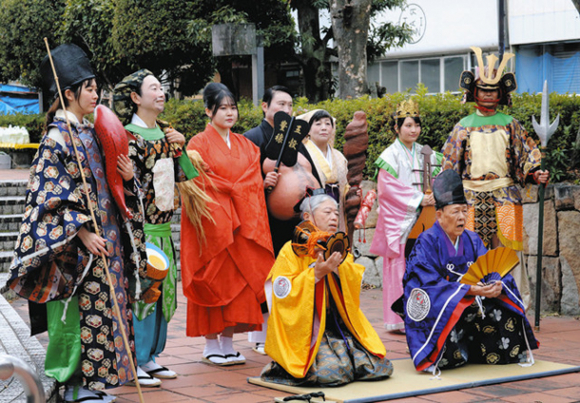 三河万歳を披露し、商店街を練り歩いた「七福神」ら=瀬戸市末広町で