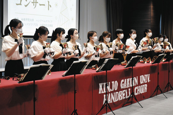 ハンドベルを手に演奏を披露する学生＝半田市横山町の知多半島総合医療センターで