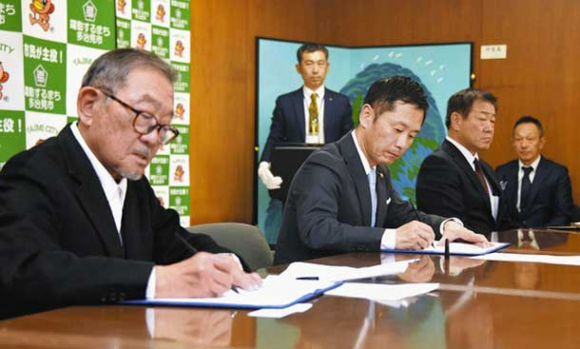 覚書に署名する（左から）加納会長、高木市長、中谷理事長＝多治見市役所で
